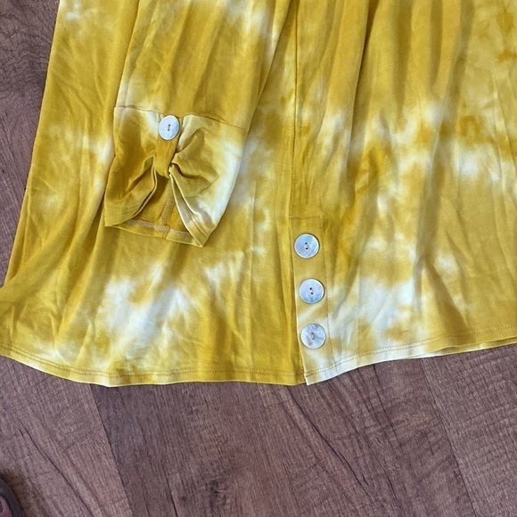 NWT Chacha Vente yellow and white top with pearlized button detail. 1X - Picture 8 of 10